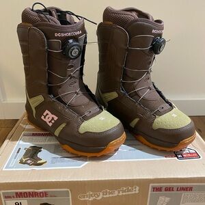 DC Shoe Company Snowboarding Boots - Monroe